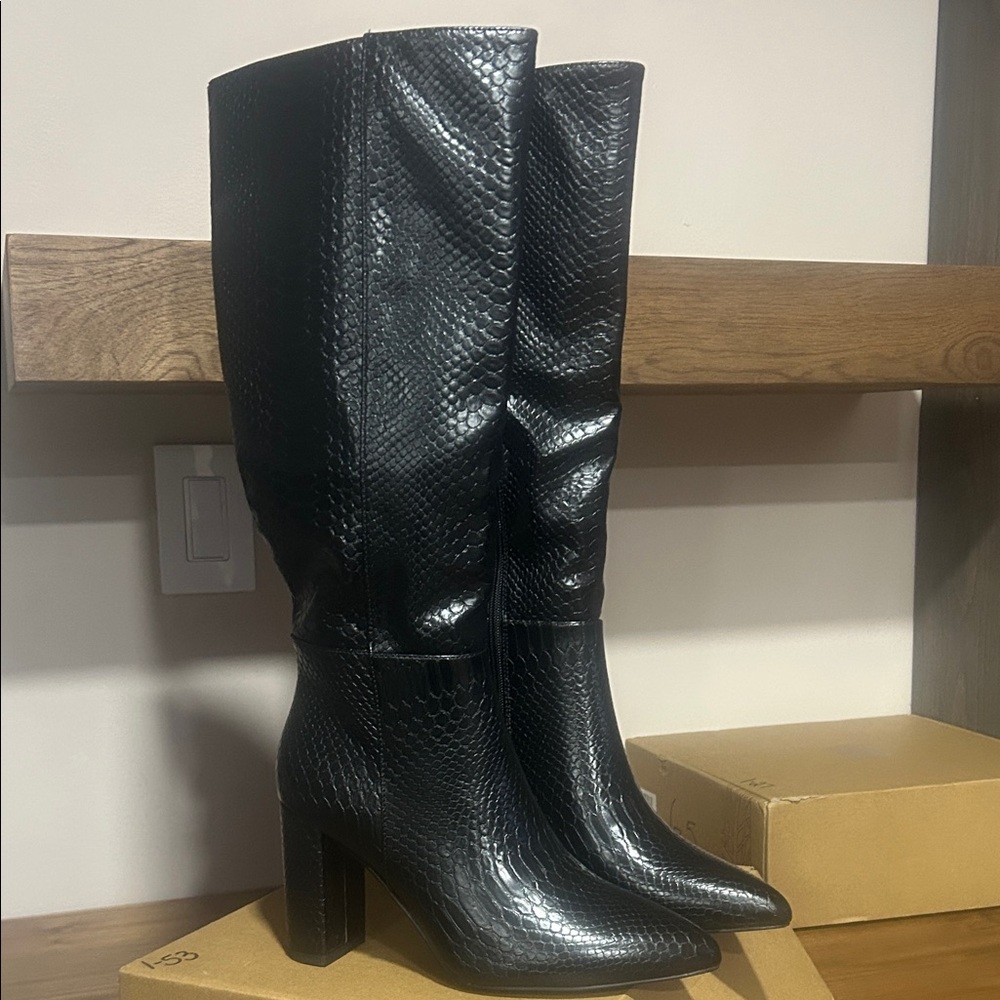 Black Snakeskin pattern Knee-High Boots size 7 New in box